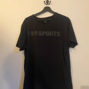 MM Sport T-shirt - Säljer tröjan eftersom att det inte är min stil. Men den passar mig bra som är 189 cm och 94 kg. Inga täcken på användning eller defekter.