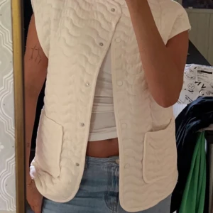 Quiltad väst ⭐️  - Väst från Zara som jag säljer då den tyvärr inte kommit till användning. 
