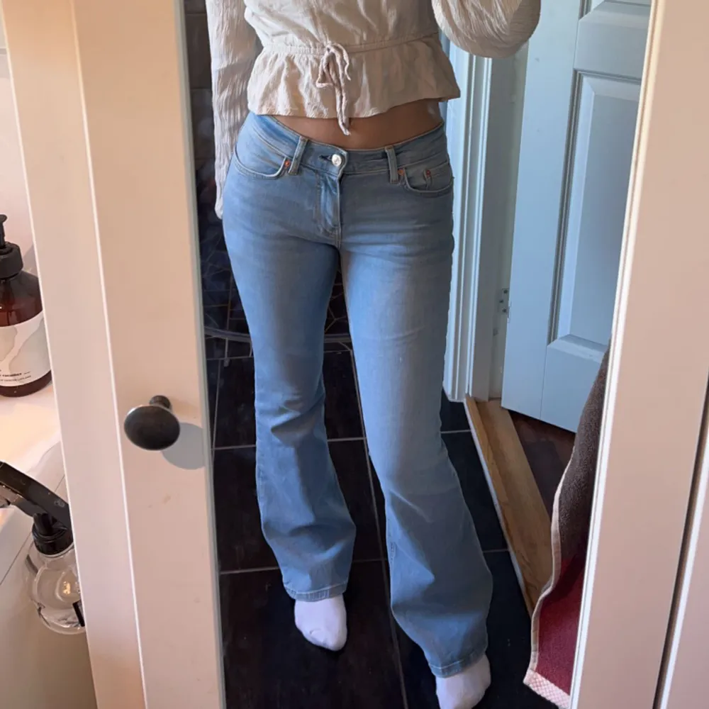 Low waist bootcut jeans från Gina i storlek 32, väldigt stretchiga dock så hade kunnat passa 34 också🫰🫰nypris 500, säljer för 300 priset går att diskutera vid snabb affär💕. Jeans & Byxor.