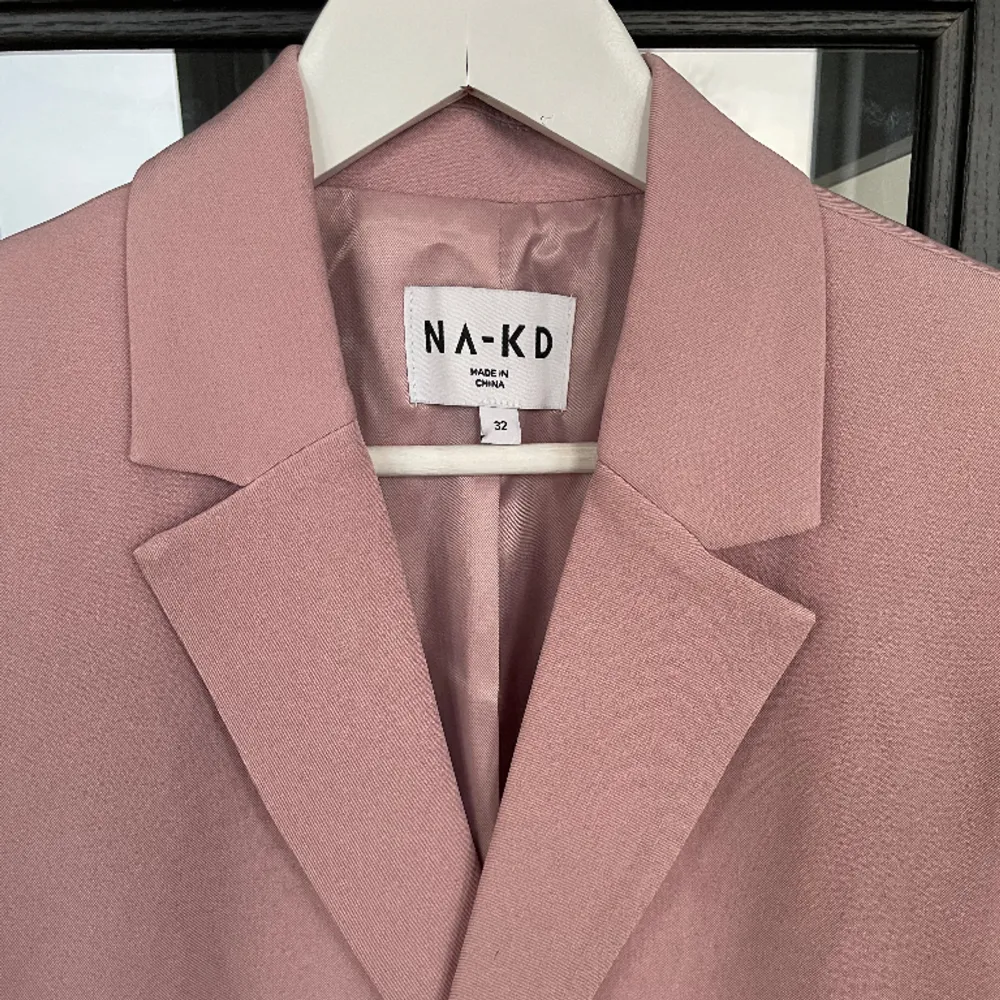 Ubrukt blazer fra NA-KD. Köptes till ett speciellt tillfälle, men kom aldrig till bruk. Størrelse 32 i färgen rosa.   ny pris 499:-. Kostymer.