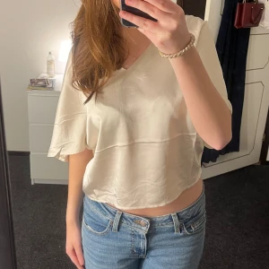 Satinblus  - Säljer min fina vita satinblus från Mango! Perfekt till fest eller en vanlig sommardag🩷🩷 (tyvärr lite skynklig på bilderna) skriv för frågor 