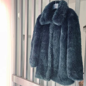 Lyxig fuskpäls Petrol - Färgen svår att få på bild! NYSKICK. Lite längre hårstrån på fuskpälsen, riktigt mjuk och känns lyxig! Varm och skön.  Snygg även som oversize eller, för den händige, t.om. flytta knapparna efter behov. Passar L-XXL B 63. L 85. 300 kr (Nypris 900 kr)