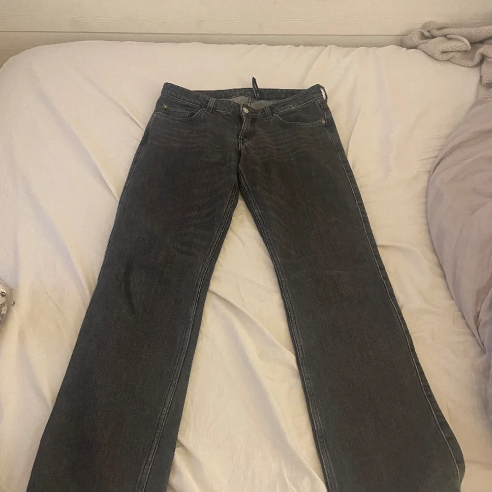 Arrow Low waist Jeans från weekday. Knappt använda, storlek 27/32. Jeans & Byxor.
