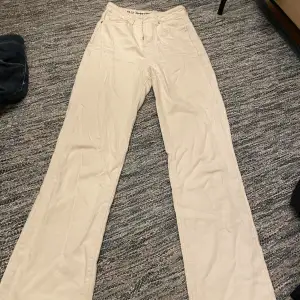 Vita jeans i st xs-s från bik bok. Jag har klippt av de så att de passar min längd som är 160cm. 
