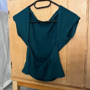 Topp - Superfin topp med öppen rygg från Shein! Storlek M