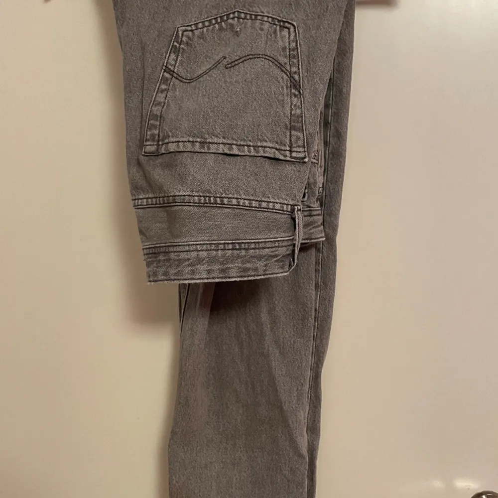 Säljer ett par gråa Jack and Jones jeans som jag har köpt här på plick men aldrig använt då dom inte passade. Dom är storlek 30/32. Hör gärna av er vid frågor eller funderingar!. Jeans & Byxor.