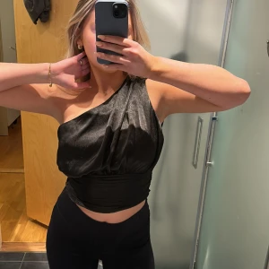 Festtopp  - Söt festtopp ifrån Gina Tricot! Använd 1 gång! ✨