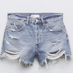 Säljer dessa jeans shortsen från zara då dem inte används jätte mycket:)
