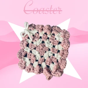 Rosa/vit handgjord virkad underlag (coaster) - Rosa/vit handgjord virkad underlag (coaster) Detta underlag har jag virkat💕 Kontakta gärna ifall det önskas en annan färg på underlaget💝 Frakten ingår i priset.