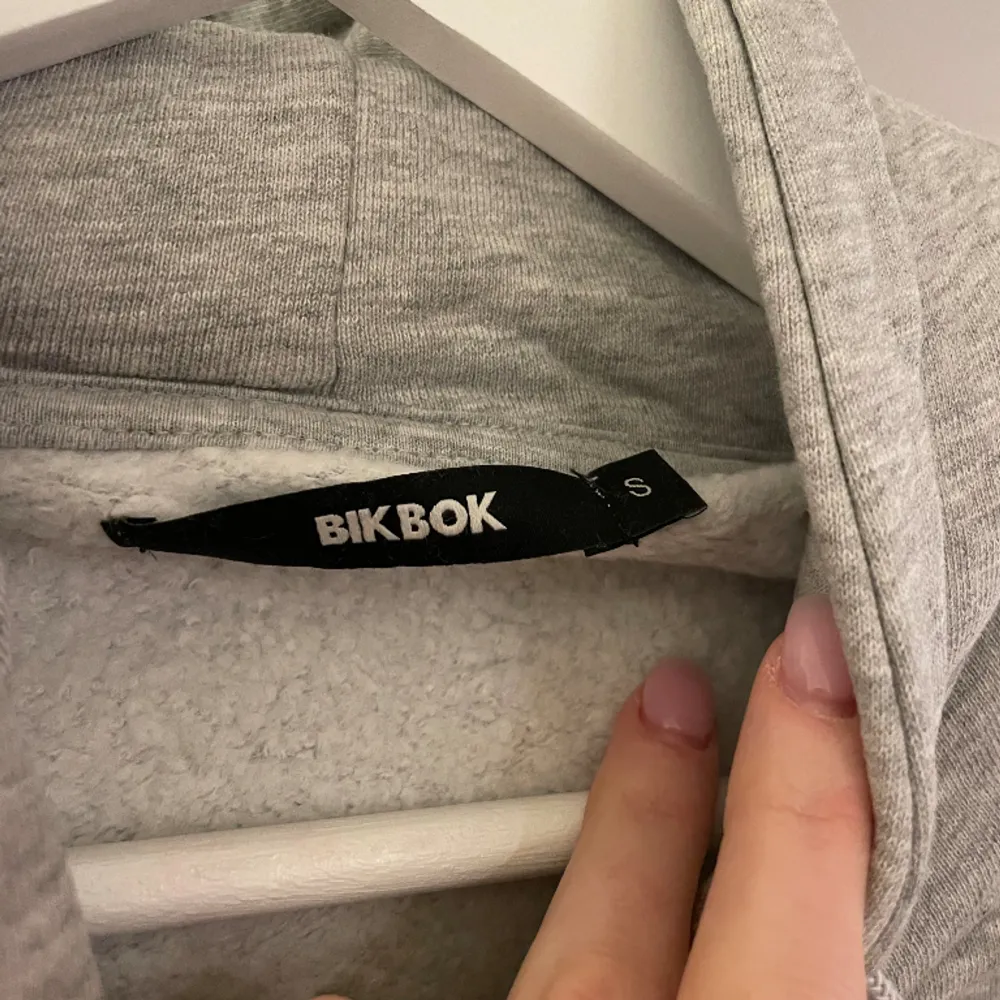 Skön croppad grå hoodie från bikbok. Aldrig använd . Hoodies.