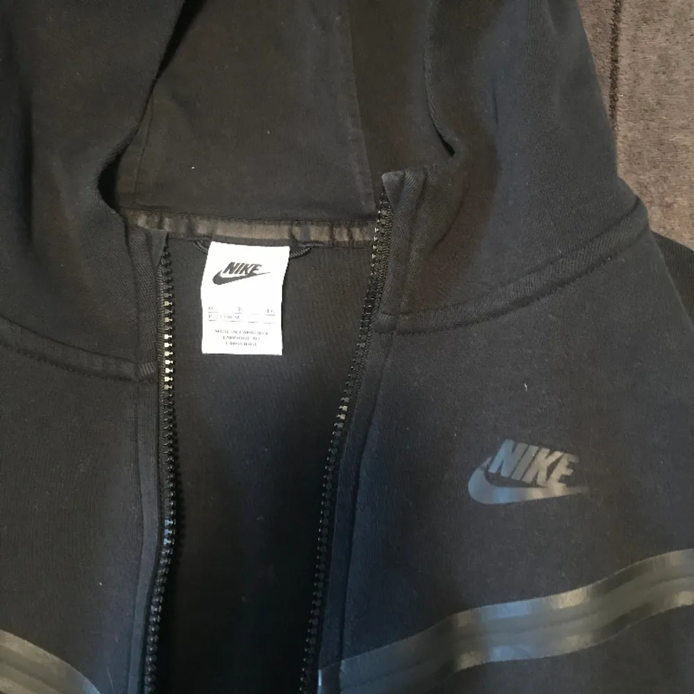 Säljer dotterns Nike kläder. Köpta på JD-Sports för ca 1500. Det är fint skick på båda delarna, inga defekter.  ✅Stork XL 158-170    . Hoodies.