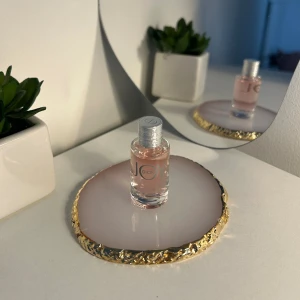 Dior joy parfym  - Dior JOY Eau de Parfum, 5 ml och aldrig använd endast luktad. Kan användas som tester eller bara ha i väskan!💗