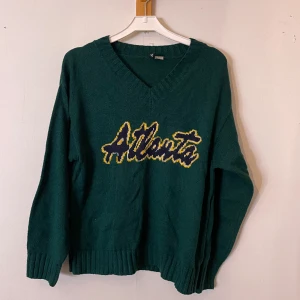 Grön stickad tröja - Grön stickad tröja från H&M som bara använts ett fåtal gånger, är som ny, storlek XS som även passar S och M
