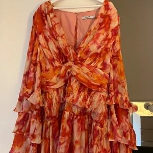 Sommarklänning - Den perfekta klänningen🥹 Helt slutsåld från Sanna Jörnvik x Nakd. Säljer då den tyvärr inte kommer till användning, endast använd 1 gång så nyskick Köpt för 599