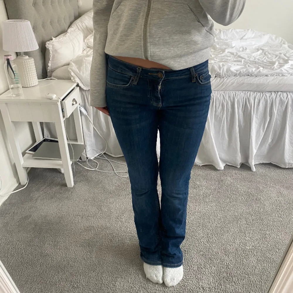 Super fina Lågmidjade jeans från zara!🩷storlek 34 men sitter som 36 då dom passar mig som vanligtvis 36🩷dom har en defekt där bak, skriv privat så skickar jag!. Jeans & Byxor.