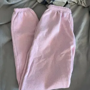 Ett par oanvända rosa mjukisbyxor o storlek S