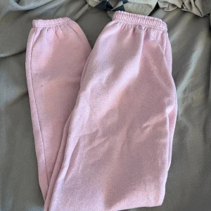 Rosa mjukisbyxor  - Ett par oanvända rosa mjukisbyxor o storlek S
