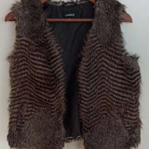 Fuskpäls väst - Lagom i storleken,så snygg