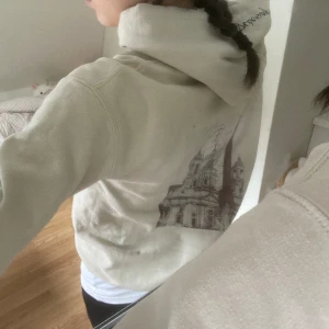 Hoodie med tryck - Supersnygg och så skön hoodie säljer jag nu för 149, prutat och klart! Köpt från ett gammalt UF företag. Väldigt fint skick, inga skador eller så💕