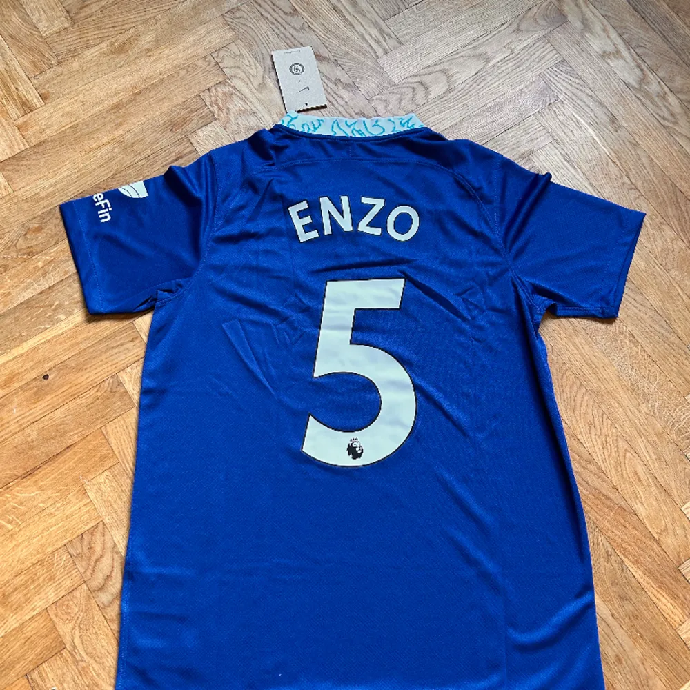 Säljer en helt ny oanvänd fotbollströja Chelsea från säsongen 22/23 med Enzo Fernandez på ryggen. Övrigt.