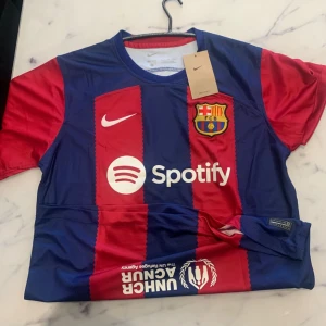 Barcelona tröja - Den är helt ny, sitter jättebra, inget nummer bakom‼️