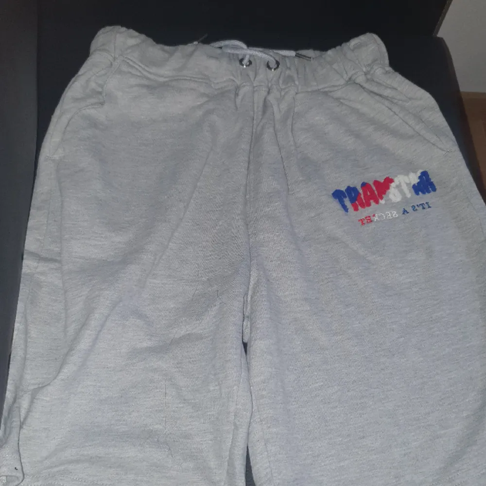 Nya shorts M/L. Shorts.