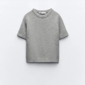 Stickad T-shirt  - Så snygg stickad T-shirt från zara. Den har kvar prislappen. Säljer då jag inte hann lämna tillbaka. Lite liten i storleken så passar S/Xs