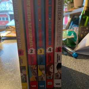 My Hero Academia Manga - MHA vol. 1-5 manga. jag har läst dem en gång annars är dem helt orörda typ. köparen står för frakten. kan tänka mig sänka priset 