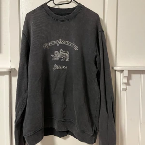 Tiger of Sweden Sweatshirt - Snygg sweatshirt från tiger of sweden. Är i mycket bra skick och i storlek L. Passar även M om du vill ha lite oversized 