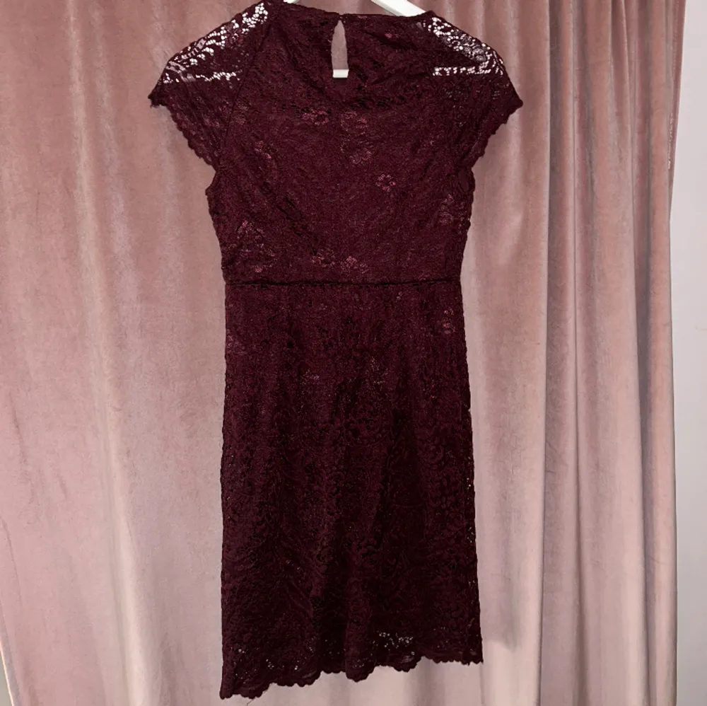 Vinröd spetsklänning. Använd endast 1 gång så den är i superbra skick🍷Storlek XS. Klänningar.