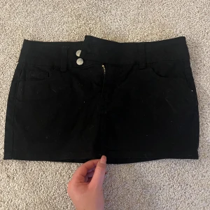 Lågmidjad kjol  - Svart lågmidjad kjol från H&M! Storlek S men passar Xs bra också. Den är i stretshigt jeans material💕✨Aldig använd 