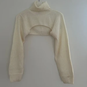 Vit turtle neck  - Vit tröja med turtle neck att ha över en annan tröja! Bra skick storlek S ☺️