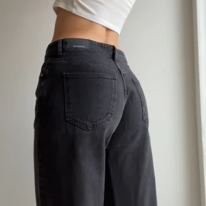 JEANS - Supersnygga oversized jeans i washed black från Stradivarius. Knappt använda och i nyskick, säljer då jag har liknande jeans jag använder mer 🖤Storlek 42 men mer som 40 skulle jag säga!