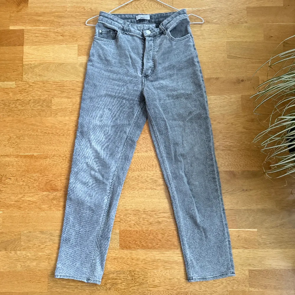 Superskönt högmidjade stretchiga jeans från H&M. Dessa är i storlek 34 men funkar för 36! Jag är 156cm och längden passar perfekt!  Har använt dessa men är i mycket bra skick. . Jeans & Byxor.
