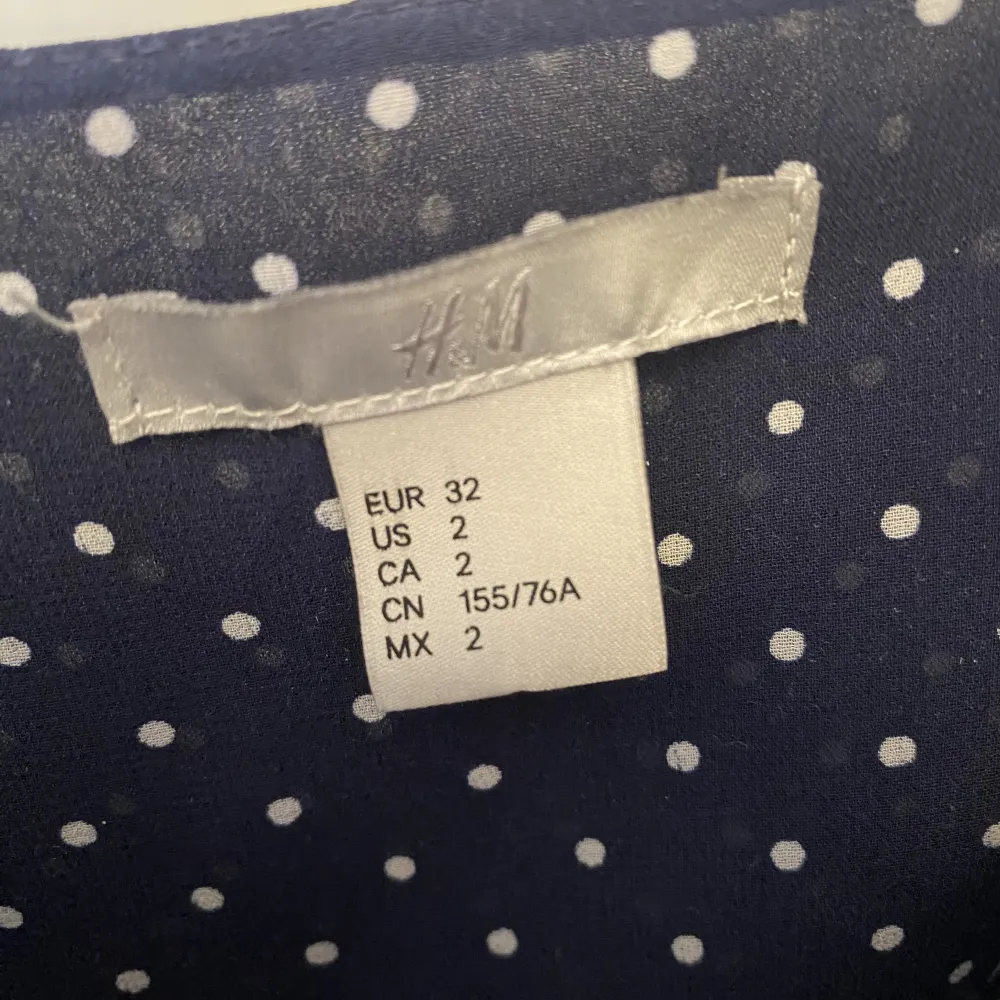 Säljer mitt fina mörkblåa linne från H&M då det inte kommer till användning💗 använd fåtalgånger men inget man ser, är som ny💗 skriv för fler bilder eller frågor!. Toppar.