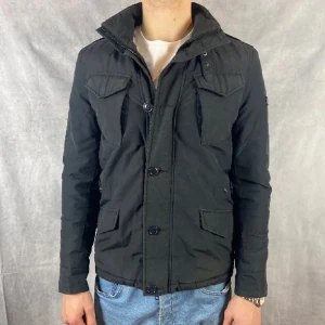 Woolrich Fieldjacka - Woolrich Fieldjacket i storlek S. Jättefint skick.  Nypris: 4499. Mitt pris: 1599. Modell är 183cm. Kontakta gärna vid minsta fundering eller för fler bilder!