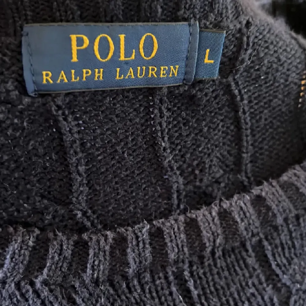 En riktig fet Ralph Lauren cable knitt tröja perfekt till din garderob! Använd fåtal gånger. Pris kan diskuteras i snabb affär.. Stickat.