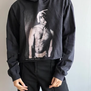 Oversized cropped hoodie - Oversized cropped hoodie med vintage 2pac motiv. Modelled är 175cm
