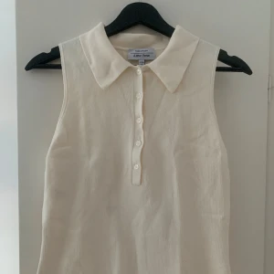 &OtherStories Väst/Linne - En väst från &otherstories. Aldrig använt! I storleken M men kan passa både större och mindre storlekar beroende på önskad passform. 