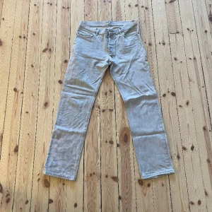 Helmut Lang jeans - Snygga jeans från Helmut Lang i grått. Perfekta till våren!!