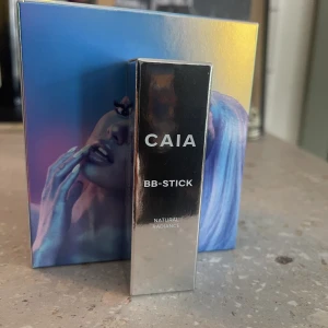 CAIA BB-stick 20W - Helt oanvänd julklapp som tyvärr var fel nyans för mig.  Förpackningen är bruten, därför fick jag inte returnera. Nypris 245kr Mer info här: https://caiacosmetics.se/sv/smink/ansiktssmink/foundation/bb-stick?gad_source=1&gclid=EAIaIQobChMI2_rIqIPBgwM