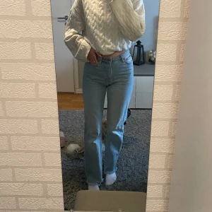 Blå jeans  - Säljer dessa ljusblå jeans ifrån NA-KD i storlek 34🤍 Dom är i bra skick
