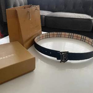 Riktigt snygg burberry bälte, man kan ta av spännet så man kan antingen välja om man vill ha det orginala burberry färgen eller en riktigt snygg svart version av den. 1.1 kopia