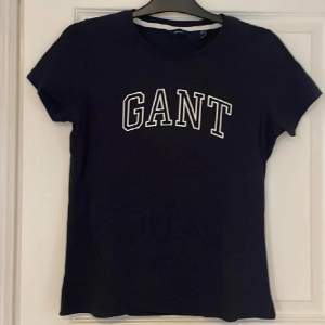 Gant t-shirt, liten i storleken, det står M, men passar S bäst Använd vid ett tillfälle 