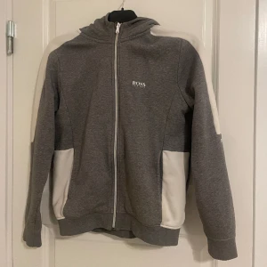 Hugo Boss kofta - Säljer denna Hugo Boss koftan som är använd några gånger men inga defekter. Storlek 158/172. Nypris 1495kr men säljer för 350