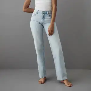 Säljer dessa lågmidjade jeans ifrån Gina Tricot. Har inga skador eller liknande, endast använda fåtal. Kan bytas mot ett par i 34