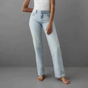 Low waist straight jeans - Säljer dessa lågmidjade jeans ifrån Gina Tricot. Har inga skador eller liknande, endast använda fåtal. Kan bytas mot ett par i 34