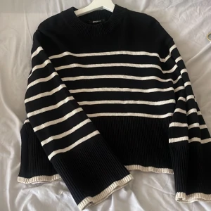 Stickad tröja - Snygg stickad tröja köpt från Gina Tricot, tröjan är i nyskick då den nästan aldrig kommit till användning🤩