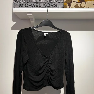 Tröja - Långärmad tröja med fin detalj. 