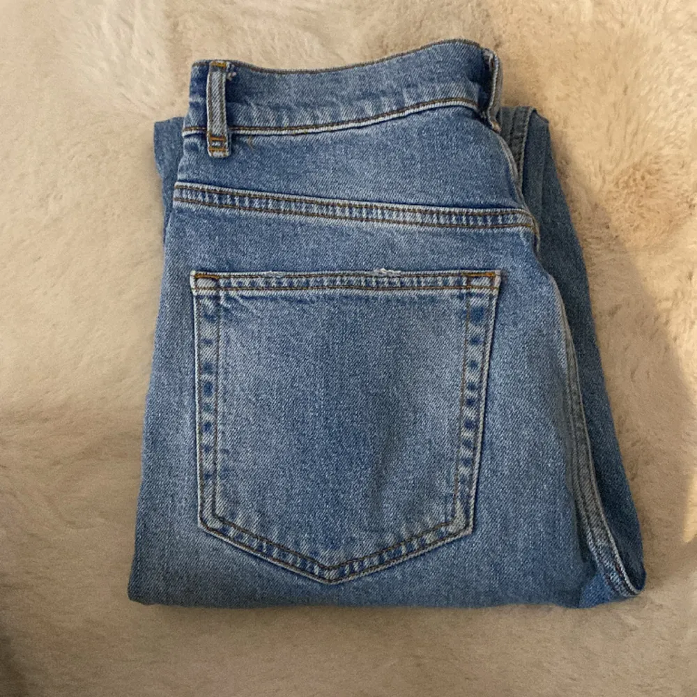 Blåa jeans från Gina Tricot. Använda fåtal gånger . Jeans & Byxor.